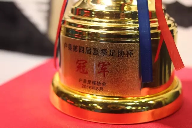 敬一丹追悼会女儿表现引人注目，展現出非凡气质